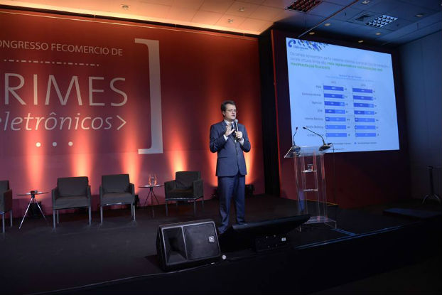 Clientes usam mais internet banking e mobile para acessar conta bancária Clientes usam mais internet banking e mobile para acessar conta bancária