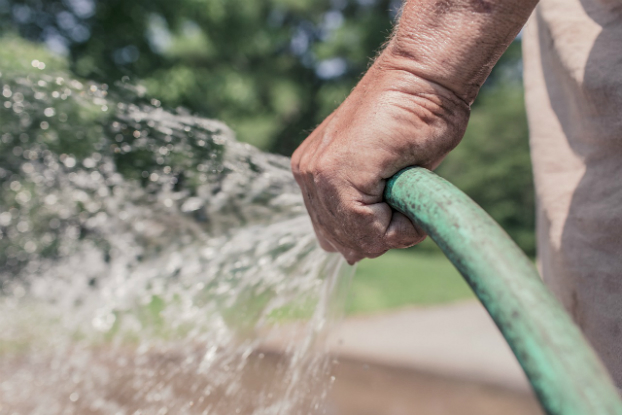 Proibir limpeza de calçada com água potável é acerto no combate ao desperdício, aponta FecomercioSP