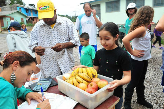 Troca Solidária: lixo reciclável vira alimento