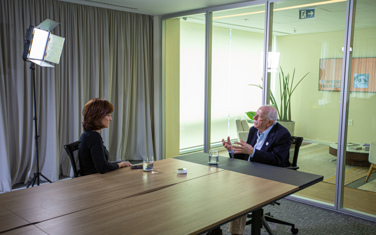 Thais Herédia em entrevista com o professor e economista da FEA-USP (Foto: UM BRASIL) Thais Herédia em entrevista com o professor e economista da FEA-USP (Foto: UM BRASIL)