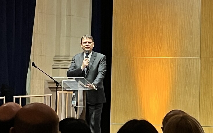 O governador do Estado, Tarcísio de Freitas ressaltou as lições de vida pública recebidas do jurista (Imagem: Joana Santana)