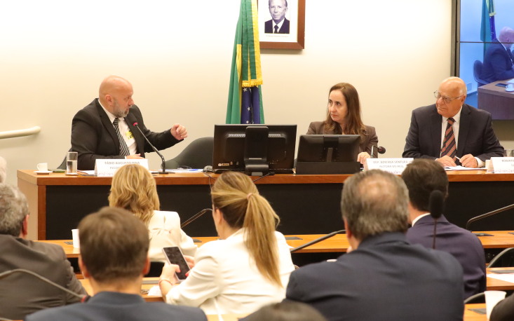 F&aacute;bio Pina, economista da FecomercioSP, ao lado da deputada Adriana Ventura e do advogado Roberto Ordine, vice-presidente da CACB 