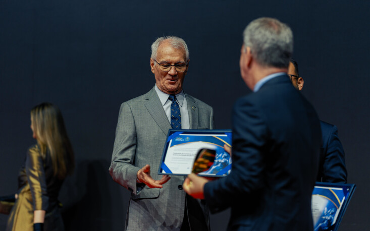 Presidente em exerc&iacute;cio da FecomercioSP, Ivo Dall&rsquo;Acqua J&uacute;nior, recebe os reconhecimentos (Cr&eacute;dito: Sistema CNC)