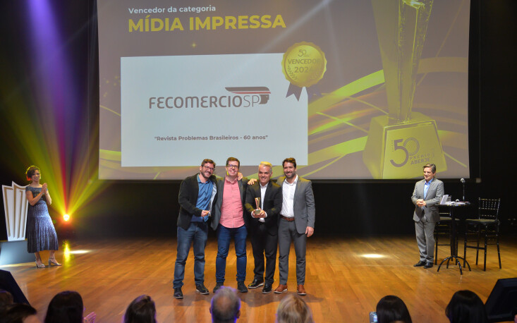 Equipe recebe o pr&eacute;mio na categoria M&iacute;dia Impressa (Cr&eacute;dito: Aberje Oficial)