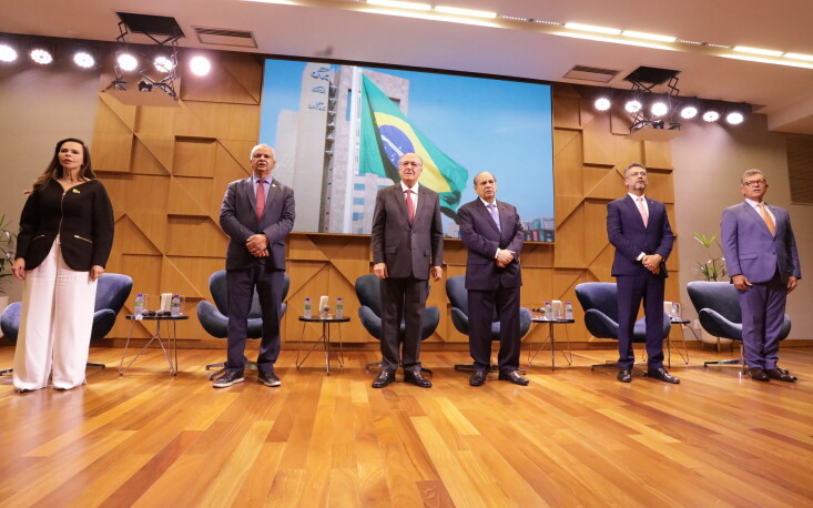 Agenda Institucional enfatiza a importância de investimentos em infraestrutura para o crescimento econômico, destacando a modernização de transportes e a promoção de práticas sustentáveis