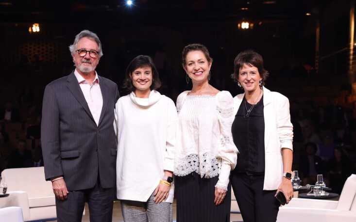 Vanessa Pinsky, conselheira do Capitalismo Consciente Brasil; Caio Magri, diretor-presidente do Instituto Ethos, e Wal Flor, CEO da Flow.Ers com a jornalista e mediadora Mônica Sodré