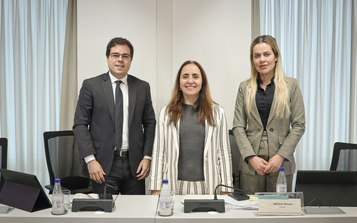 Caio Lima, sócio da VLK Advogados; a deputada federal Adriana Ventura (Novo/SP), vice-presidente da Comissão Especial de IA da Câmara; e Kelly Carvalho, economista e assessora do Conselho de Economia Digital e Inovação da FecomercioSP