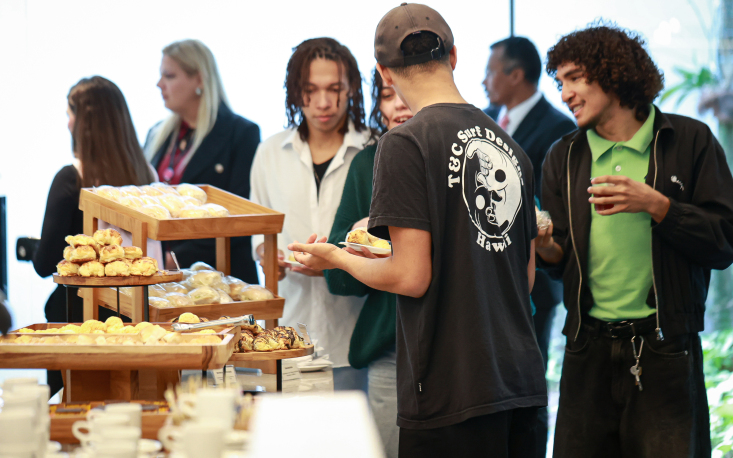 As turmas de Gestão Pública e Financeira foram recebidas com café de boas-vindas (Imagem: Edilson Dias)