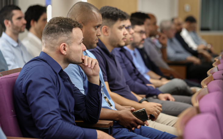 Plateia assistiu atenta &agrave; palestra do dr. Roberto Rossi (Imagem: Edilson Dias) 