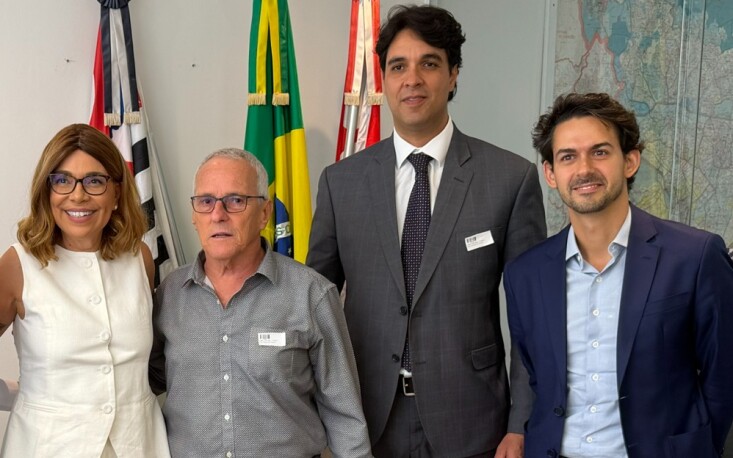 Vereadora Cris Monteiro (Novo/SP) e Gerson Pires, chefe de gabinete, recebem os representantes da FecomercioSP (cr&eacute;dito: J&uacute;lia Carmona)