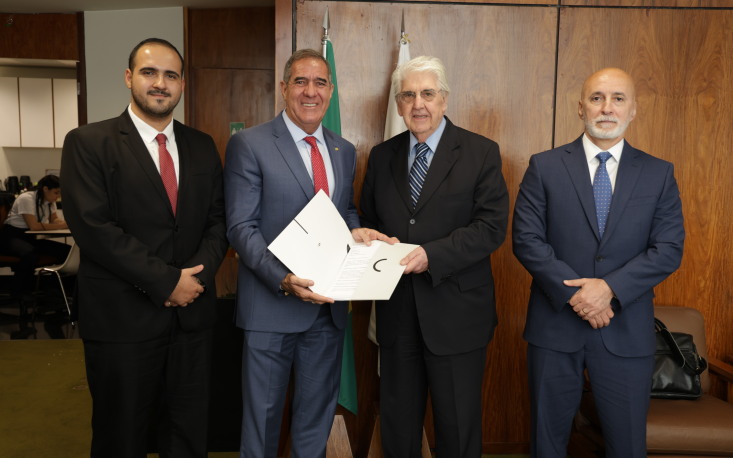 No centro, Rubens Medrano entrega ao deputado Luiz Gast&atilde;o propostas para o aprimoramento do marco legal do com&eacute;rcio exterior, em Bras&iacute;lia. &Agrave; esquerda, o assessor jur&iacute;dico Fernando Sousa; &agrave; direita, o ex-auditor fiscal Augusto Oliveira da Silva Neto