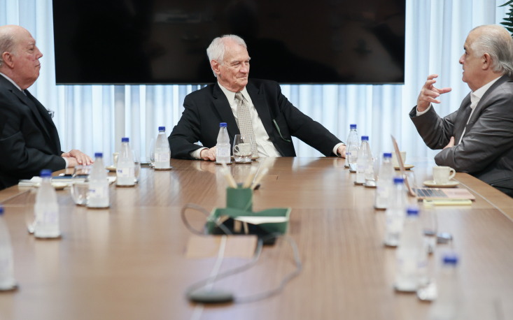 O presidente em exerc&iacute;cio da FecomercioSP, Ivo Dall&rsquo;Acqua J&uacute;nior; e o presidente do Conselho de Assuntos Tribut&aacute;rios da Entidade, M&aacute;rcio Ol&iacute;vio Fernandes da Costa, recebem o ex-ministro na sede (Cr&eacute;dito: Edilson Dias)