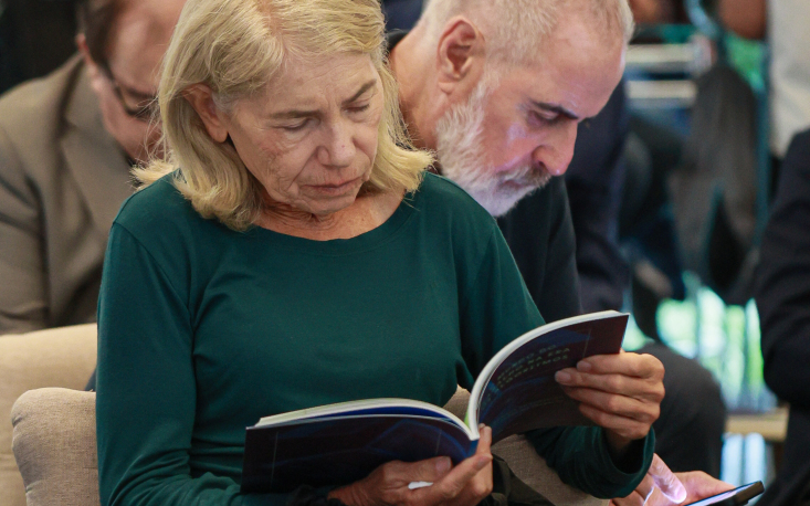 Convidados receberam uma c&oacute;pia gratuita da colet&acirc;nea de artigos