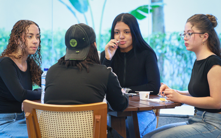 Antes e depois das palestras, jovens participaram de um lanche  na Federa&ccedil;&atilde;o (Imagem: Edilson Dias)