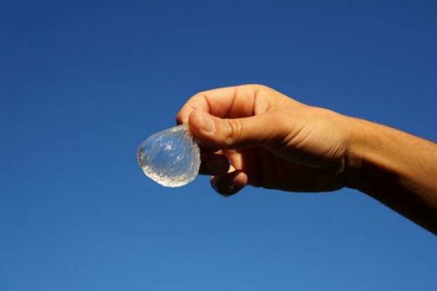 Bolha biodegradável armazena água no lugar de garrafa de plástico
