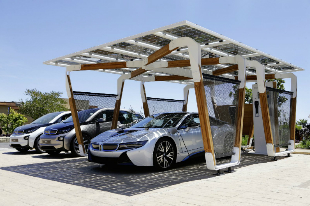 Garagem solar feita de bambu carrega carro elétrico