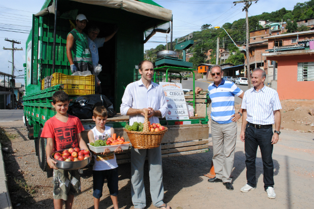 Caxias do Sul troca lixo reciclável por alimento