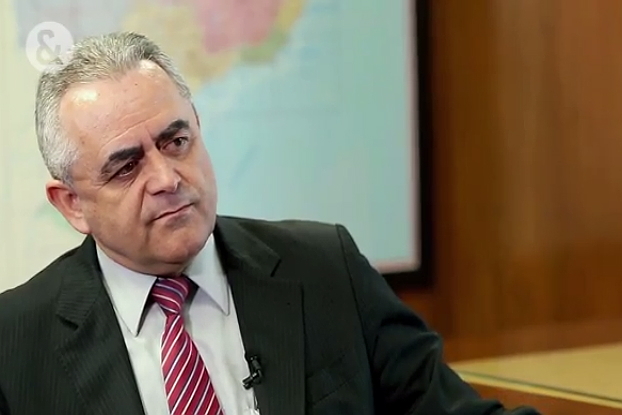Jurista Luiz Flávio Gomes fala sobre a ausência de leis no Brasil Jurista Luiz Flávio Gomes fala sobre a ausência de leis no Brasil