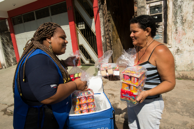 Revenda de iogurtes estimula empreendedorismo entre mulheres de baixa renda Revenda de iogurtes estimula empreendedorismo entre mulheres de baixa renda