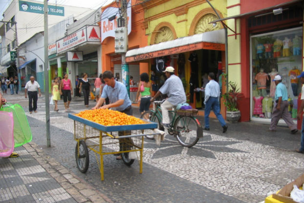 Cuiabá e Goiânia estão entre as cinco capitais brasileiras com menores níveis de famílias endividadas Cuiabá e Goiânia estão entre as cinco capitais brasileiras com menores níveis de famílias endividadas