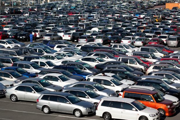Vendas de carros caem e reduzem faturamento do varejo paulista Vendas de carros caem e reduzem faturamento do varejo paulista