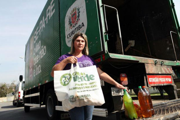 População de Curitiba recebe alimentos em troca de lixo reciclável População de Curitiba recebe alimentos em troca de lixo reciclável