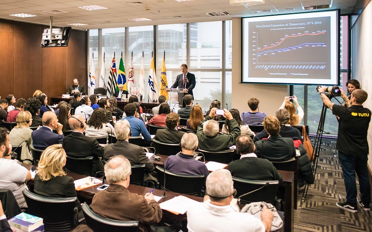 Corrupção, intolerância e instituições políticas ineficientes são sinais de que a democracia em uma nação está por um fio, diz Larry Diamond Corrupção, intolerância e instituições políticas ineficientes são sinais de que a democracia em uma nação está por um fio, diz Larry Diamond