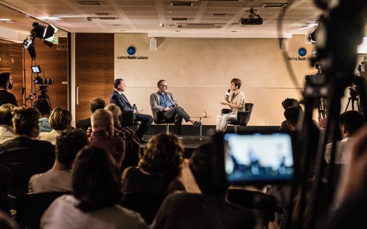 Debate sobre o uso excessivo de smartphones atrai plateia de diferentes gerações Debate sobre o uso excessivo de smartphones atrai plateia de diferentes gerações