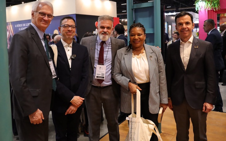 Margareth Menezes, Sevani de Matos, Juan David Correa, Guillermo Rivera e Ricardo Gentil prestigiam o espaço das Edições Sesc Margareth Menezes, Sevani de Matos, Juan David Correa, Guillermo Rivera e Ricardo Gentil prestigiam o espaço das Edições Sesc