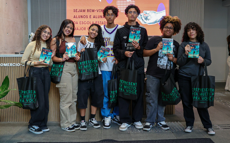 Estudantes ainda levaram para casa um livro de orientação profissional (Imagem: Edilson Dias) Estudantes ainda levaram para casa um livro de orientação profissional (Imagem: Edilson Dias)