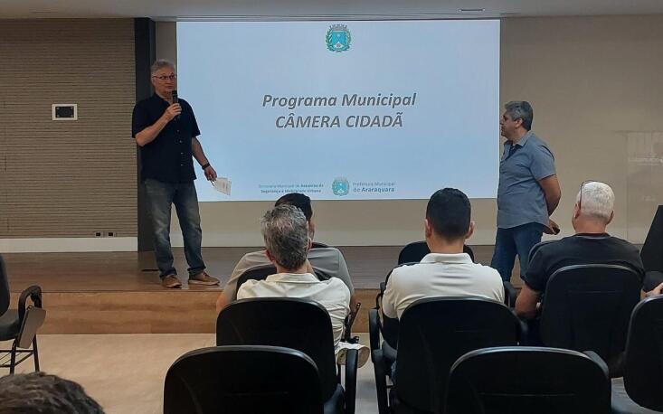 Ao lado do presidente do Sincomercio, o secretário municipal de Segurança e Mobilidade Urbana, coronel Adalberto José Ferreira, apresentou o projeto Câmera Cidadã Ao lado do presidente do Sincomercio, o secretário municipal de Segurança e Mobilidade Urbana, coronel Adalberto José Ferreira, apresentou o projeto Câmera Cidadã