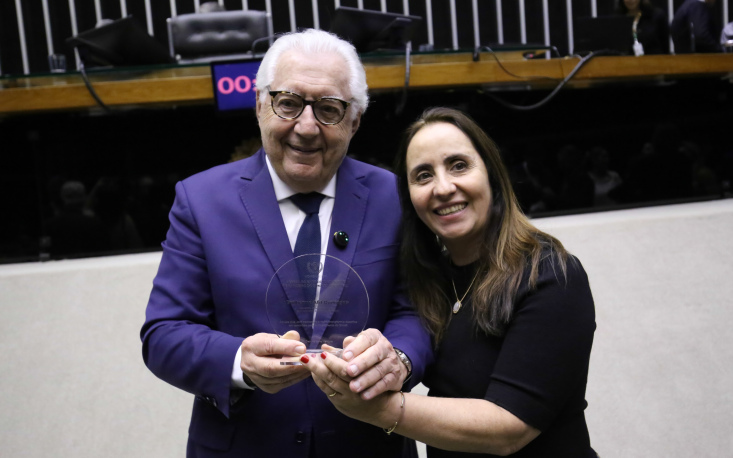 Guilherme Afif Domingos recebe homenagem por sua atuação na criação do Simples Nacional (Foto: Bruno Spada/Câmara dos Deputados)