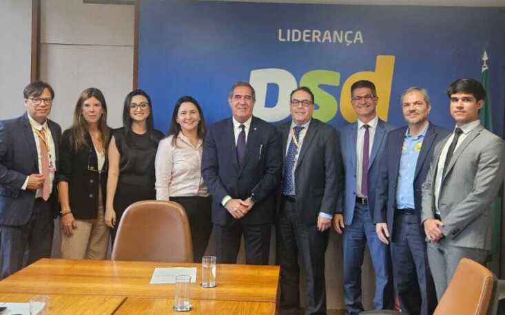 Sarina Sasaki Manata, assessora t&eacute;cnica, e Izabel Mello, assessora de rela&ccedil;&otilde;es institucionais, representaram a FecomercioSP na reuni&atilde;o com o deputado federal Luiz Gast&atilde;o (PSD/CE). (Foto: FecomercioSP/Divulga&ccedil;&atilde;o)