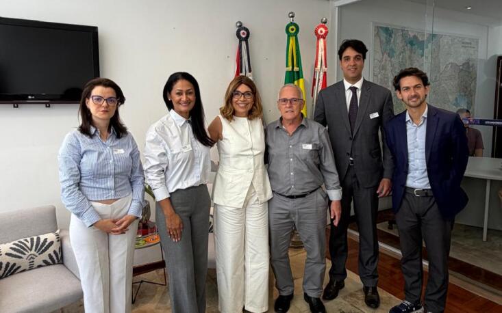 Vereadora Cris Monteiro (Novo/SP) e Gerson Pires, chefe de gabinete, recebem os representantes da FecomercioSP (cr&eacute;dito: J&uacute;lia Carmona)