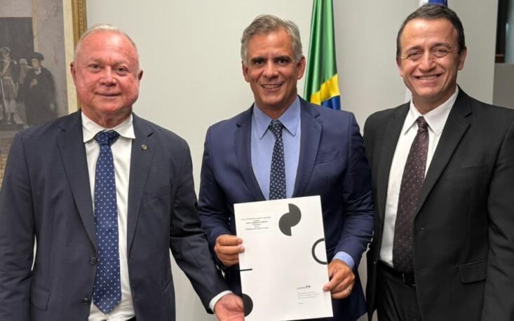 Relator da PEC 6X1, o deputado Paulo Azi; o presidente da CCJ, deputado Leur Lomanto; e o presidente do Seciesp e do Conselho de Servi&ccedil;os da FecomercioSP, Marcelo Braga