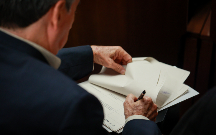 Membros assinam abaixo-assinado com a posi&ccedil;&atilde;o dos empres&aacute;rios do Com&eacute;rcio (Cr&eacute;dito: Edilson Dias)