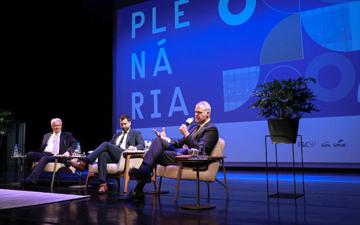 Jornalista Eduardo Oinegue afirmou que o Brasil se caracteriza pela constante imprevisibilidade e pela inseguran&ccedil;a pol&iacute;tico-econ&ocirc;mica. / Fotos: Edilson Dias