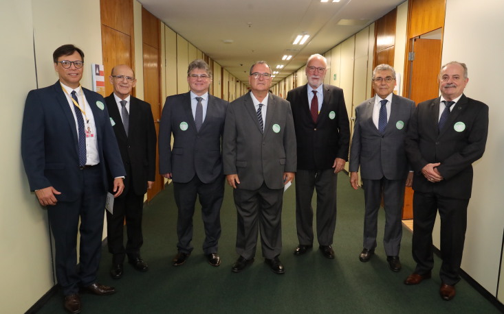 Grupo de empres&aacute;rios leva a parlamentares preocupa&ccedil;&otilde;es com custos invi&aacute;veis da mudan&ccedil;a da escala 6x1
