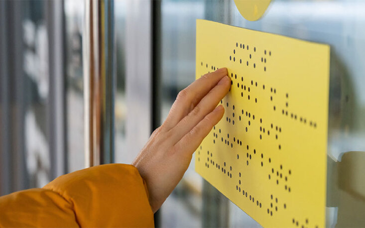 Veto a PL evita custos desproporcionais com Libras e Braille a empresas